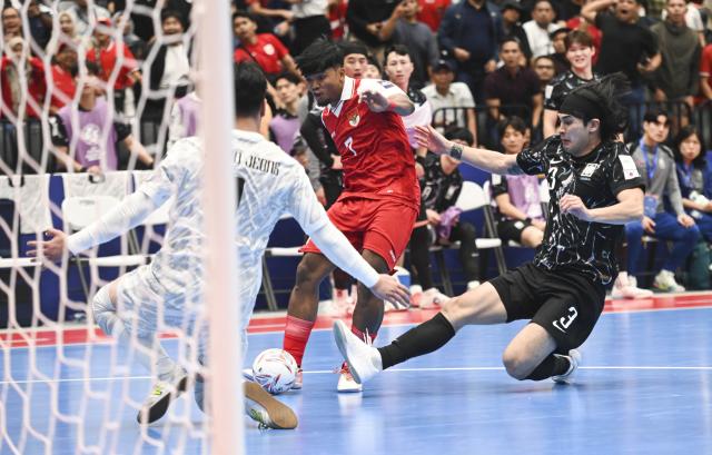 (260127) -- JAKARTA, Jan. 27, 2026 (Xinhua) -- Syauqi Saud (C) of Indonesia shoots during the group A match between Indonesia and South Korea at the AFC Futsal Asian Cup 2026 in Indonesia Arena stadium, Jakarta, Indonesia, Jan. 27, 2026. (Xinhua/Zulkarnain)