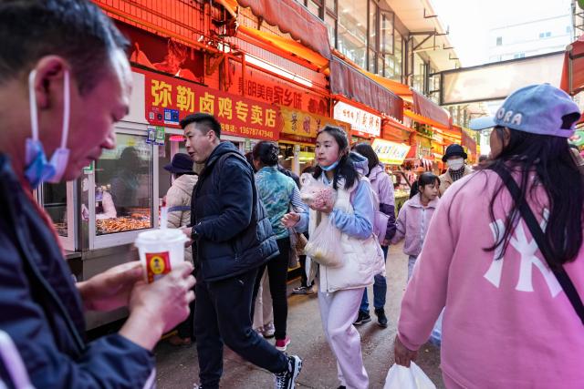 (260127) -- KUNMING, Jan. 27, 2026 (Xinhua) -- People are pictured at Daguan Zhuanxin farmers' market in Kunming, southwest China's Yunnan Province, Jan. 27, 2026. While preserving the original function of a farmers' market, Daguan Zhuanxin farmers' market has now been upgraded to a complex of cultural experience, dining and entertainment, which offers tourists a window to experience local flavor and vibe. (Xinhua/Chen Xinbo)