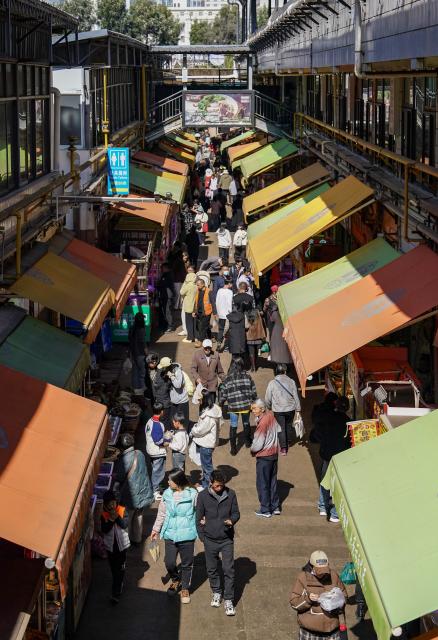 (260127) -- KUNMING, Jan. 27, 2026 (Xinhua) -- People are pictured at Daguan Zhuanxin farmers' market in Kunming, southwest China's Yunnan Province, Jan. 27, 2026. While preserving the original function of a farmers' market, Daguan Zhuanxin farmers' market has now been upgraded to a complex of cultural experience, dining and entertainment, which offers tourists a window to experience local flavor and vibe. (Xinhua/Chen Xinbo)