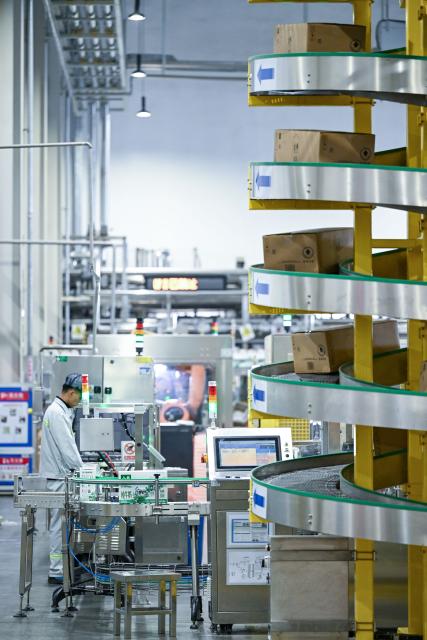 (260127) -- WUZHONG, Jan. 27, 2026 (Xinhua) -- A staff member checks an automatic production line at the packaging workshop of Yili in Wuzhong, northwest China's Ningxia Hui Autonomous Region, Jan. 27, 2026. In recent years, Wuzhong City has significantly enhanced the scale, standardization and intensification of its dairy industry. The Jinji industrial park in Wuzhong has attracted a cluster of renowned dairy enterprises, with a daily capacity of processing fresh raw milk reaching 6,400 tons, accounting for over 53 percent of the total processing capacity in Ningxia. (Xinhua/Feng Kaihua)