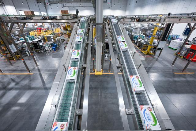 (260127) -- WUZHONG, Jan. 27, 2026 (Xinhua) -- An automatic production line is pictured at the packaging workshop of Yili in Wuzhong, northwest China's Ningxia Hui Autonomous Region, Jan. 27, 2026. In recent years, Wuzhong City has significantly enhanced the scale, standardization and intensification of its dairy industry. The Jinji industrial park in Wuzhong has attracted a cluster of renowned dairy enterprises, with a daily capacity of processing fresh raw milk reaching 6,400 tons, accounting for over 53 percent of the total processing capacity in Ningxia. (Xinhua/Feng Kaihua)