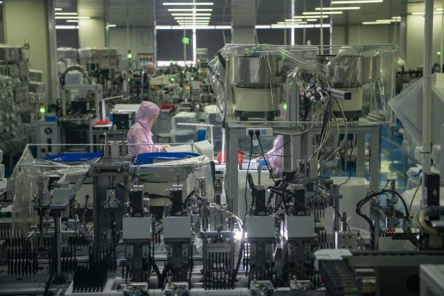 (260127) -- BEIJING, Jan. 27, 2026 (Xinhua) -- Intelligent equipment is pictured at a digital workshop of a cosmetics packing company in Huangjiabu Town of Yuyao City, east China's Zhejiang Province, Jan. 27, 2026. Profits of China's major industrial firms returned to growth in 2025, snapping a three-year streak of declines, with emerging sectors such as equipment manufacturing and high-tech manufacturing serving as major growth drivers.
   Data from the National Bureau of Statistics (NBS) showed on Tuesday that profits for these firms increased 0.6 percent year on year to nearly 7.4 trillion yuan (about 1.06 trillion U.S. dollars) last year, accelerating from a 0.1-percent growth in the January-November period.
   A substantial recovery was evident in December, with these firms posting a 5.3-percent year-on-year profit increase, a sharp turnaround from the 13.1-percent decline recorded in November.
   Major industrial firms refer to those with an annual main business revenue of at least 20 million yuan. (Photo by Zhang Hui/Xinhua)