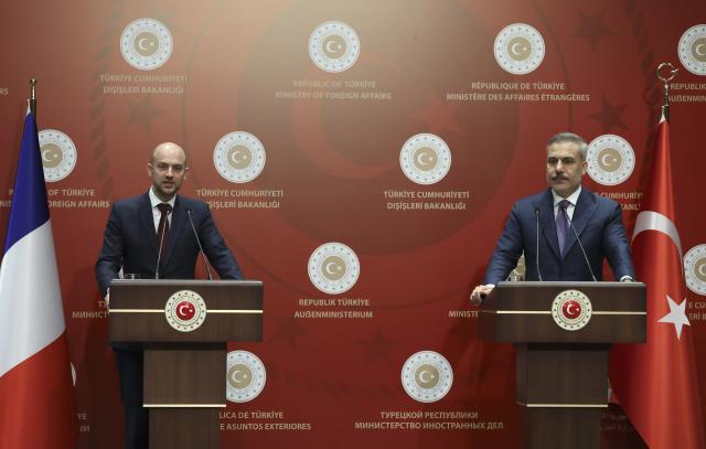(260127) -- ANKARA, Jan. 27, 2026 (Xinhua) -- Turkish Foreign Minister Hakan Fidan (R) attends a joint news conference with visiting French Minister for Europe and Foreign Affairs Jean-Noel Barrot in Ankara, Türkiye, Jan. 27, 2026. TO GO WITH: "Türkiye seeks EU customs union update, visa liberalization: FM" (Mustafa Kaya/Handout via Xinhua)
