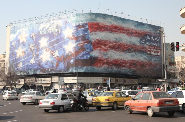 (260127) -- TEHRAN, Jan. 27, 2026 (Xinhua) -- This photo taken on Jan. 27, 2026 shows a giant banner in Tehran, Iran. (Xinhua/Shadati)