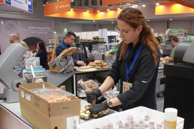 (260127) -- SOFIA, Jan. 27, 2026 (Xinhua) -- An exhibitor prepares products for tasting in a booth at the SIHRE exhibition in Sofia, Bulgaria, Jan. 27, 2026. The 23rd edition of the international exhibition SIHRE kicked off in the Inter Expo Center here on Tuesday offering products and services for restaurants, hotels, and the catering industry. (Photo by Marian Draganov/Xinhua)