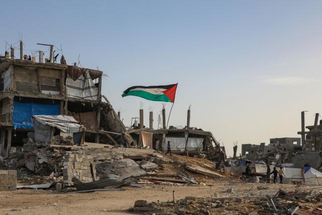 (260127) -- GAZA, Jan. 27, 2026 (Xinhua) -- Children stay near a partially destroyed building in the Zeitoun neighborhood, southeast of Gaza City, on Jan. 27, 2026. (Photo by Rizek Abdeljawad/Xinhua)