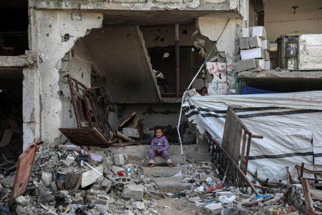 (260127) -- GAZA, Jan. 27, 2026 (Xinhua) -- A child sits in a partially destroyed building in the Zeitoun neighborhood, southeast of Gaza City, on Jan. 27, 2026. (Photo by Rizek Abdeljawad/Xinhua)