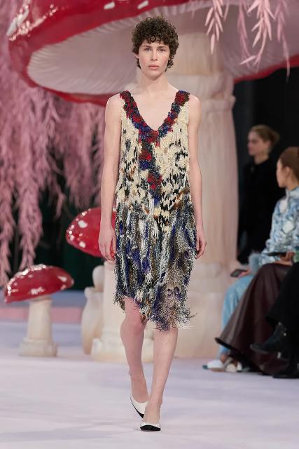 (260127) -- PARIS, Jan. 27, 2026 (Xinhua) -- A model presents a creation by Matthieu Blazy for Chanel during Paris Haute Couture Week Spring/Summer 2026 in Paris, France, Jan. 27, 2026. (MeetEurope/Handout via Xinhua)