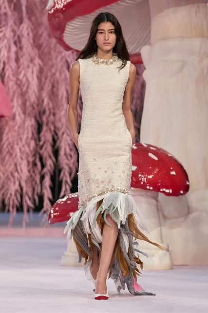 (260127) -- PARIS, Jan. 27, 2026 (Xinhua) -- A model presents a creation by Matthieu Blazy for Chanel during Paris Haute Couture Week Spring/Summer 2026 in Paris, France, Jan. 27, 2026. (MeetEurope/Handout via Xinhua)