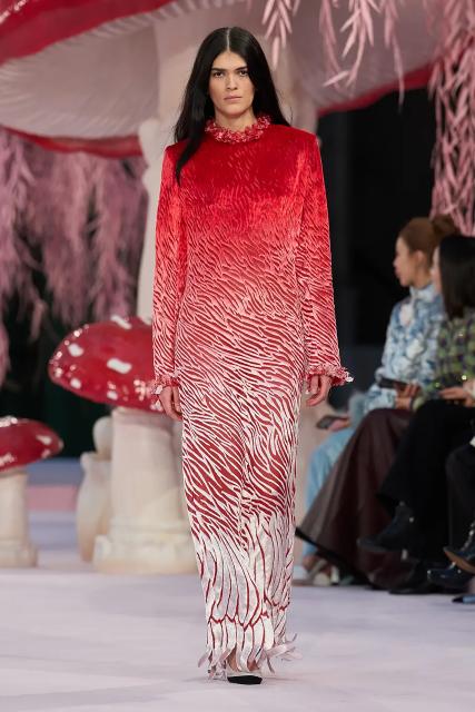 (260127) -- PARIS, Jan. 27, 2026 (Xinhua) -- A model presents a creation by Matthieu Blazy for Chanel during Paris Haute Couture Week Spring/Summer 2026 in Paris, France, Jan. 27, 2026. (MeetEurope/Handout via Xinhua)