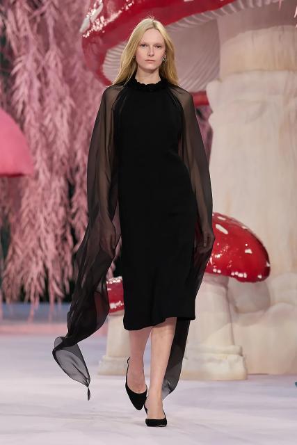 (260127) -- PARIS, Jan. 27, 2026 (Xinhua) -- A model presents a creation by Matthieu Blazy for Chanel during Paris Haute Couture Week Spring/Summer 2026 in Paris, France, Jan. 27, 2026. (MeetEurope/Handout via Xinhua)