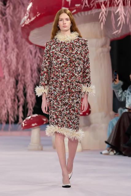 (260127) -- PARIS, Jan. 27, 2026 (Xinhua) -- A model presents a creation by Matthieu Blazy for Chanel during Paris Haute Couture Week Spring/Summer 2026 in Paris, France, Jan. 27, 2026. (MeetEurope/Handout via Xinhua)
