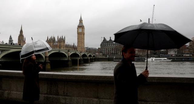 (260127) -- LONDON, Jan. 27, 2026 (Xinhua) -- People walk with umbrellas near the Big Ben in London, Britain, Jan. 27, 2026, as Storm Chandra brings rain to much of the country. (Xinhua/Li Ying)