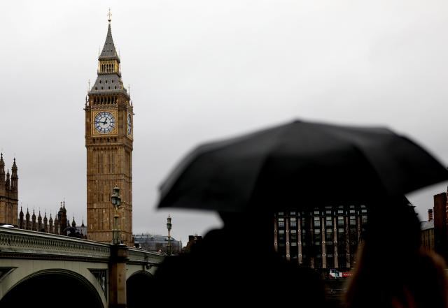 (260127) -- LONDON, Jan. 27, 2026 (Xinhua) -- People walk with umbrellas near the Big Ben in London, Britain, Jan. 27, 2026, as Storm Chandra brings rain to much of the country. (Xinhua/Li Ying)