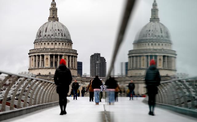 (260127) -- LONDON, Jan. 27, 2026 (Xinhua) -- A woman walks on the Millennium Bridge in London, Britain, Jan. 27, 2026, as Storm Chandra hits the country. (Xinhua/Li Ying)