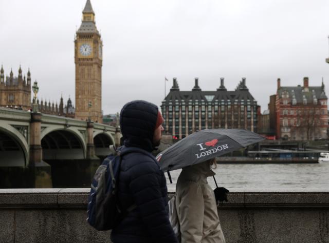 (260127) -- LONDON, Jan. 27, 2026 (Xinhua) -- People walk with umbrellas near the Big Ben in London, Britain, Jan. 27, 2026, as Storm Chandra brings rain to much of the country. (Xinhua/Li Ying)