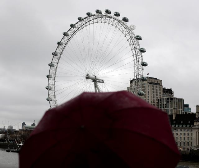 (260127) -- LONDON, Jan. 27, 2026 (Xinhua) -- An umbrella is seen near the London Eye in London, Britain, Jan. 27, 2026, as Storm Chandra brings rain to much of the country. (Xinhua/Li Ying)