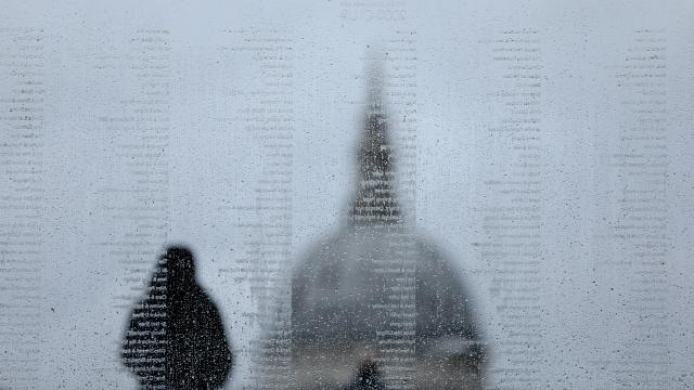 (260127) -- LONDON, Jan. 27, 2026 (Xinhua) -- A woman walks near St Paul's Cathedral in London, Britain, Jan. 27, 2026, as Storm Chandra hits the country. (Xinhua/Li Ying) (Xinhua/Li Ying)