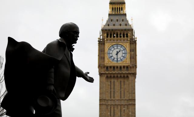 (260127) -- LONDON, Jan. 27, 2026 (Xinhua) -- A sculpture near the Big Ben is seen in London, Britain, Jan. 27, 2026, as Storm Chandra hits the country. (Xinhua/Li Ying)