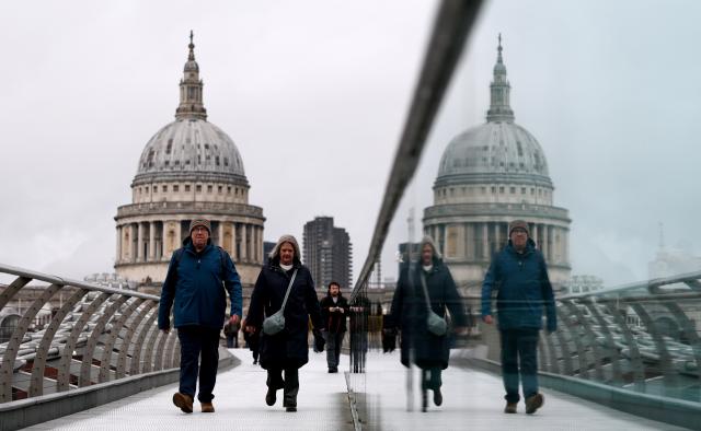 (260127) -- LONDON, Jan. 27, 2026 (Xinhua) -- People walk on the Millennium Bridge in London, Britain, Jan. 27, 2026, as Storm Chandra hits the country. (Xinhua/Li Ying)