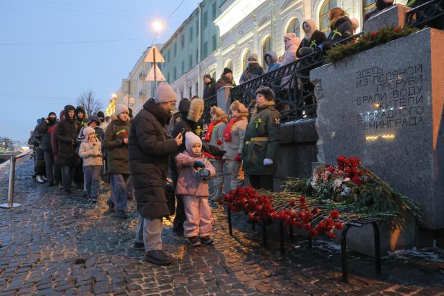 (260127) -- ST. PETERSBURG, Jan. 27, 2026 (Xinhua) -- People lay flowers at a memorial in St. Petersburg, Russia, Jan. 27, 2026. A series of events are held in St. Petersburg on Jan. 27 to mark the 82nd anniversary of the victory in the Siege of Leningrad during the Great Patriotic War of the Soviet Union. (Photo by Irina Motina/Xinhua)