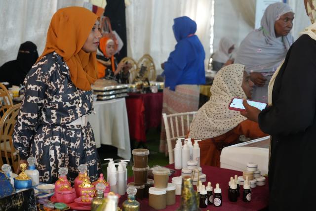 (260127) -- ATBARA, Jan. 27, 2026 (Xinhua) -- An exhibitor greets visitors at the exhibition in Atbara, River Nile State, Sudan, Jan. 27, 2026. Atbara, a relatively stable city in northern Sudan's River Nile State, is hosting the "Made in River Nile" exhibition, which highlights Sudanese industry's resolve to aid economic recovery and revive national production, even amid the country's ongoing internal conflicts. (Photo by Fayez Elzaki/Xinhua)