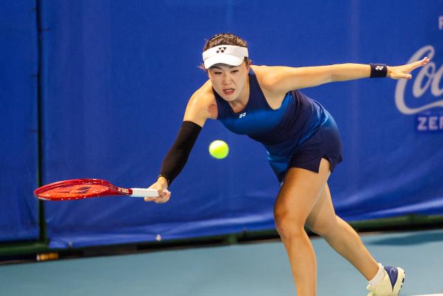 (260128) -- MANILA, Jan. 28, 2026 (Xinhua) -- Zhu Lin of China competes during the women's singles round of 32 match between Zhu Lin of China and Sun Lulu of New Zealand at the WTA Philippine Women's Open in Manila, the Philippines, Jan. 27, 2026. (Xinhua/Rouelle Umali)