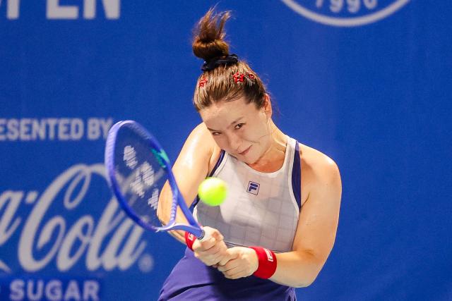 (260128) -- MANILA, Jan. 28, 2026 (Xinhua) -- Sun Lulu of New Zealand competes during the women's singles round of 32 match between Zhu Lin of China and Sun Lulu of New Zealand at the WTA Philippine Women's Open in Manila, the Philippines, Jan. 27, 2026. (Xinhua/Rouelle Umali)