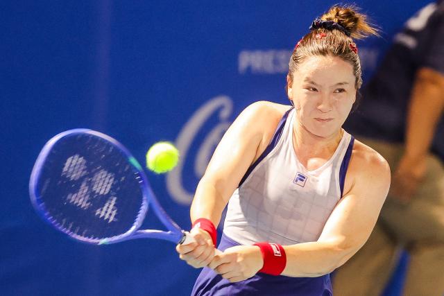 (260128) -- MANILA, Jan. 28, 2026 (Xinhua) -- Sun Lulu of New Zealand competes during the women's singles round of 32 match between Zhu Lin of China and Sun Lulu of New Zealand at the WTA Philippine Women's Open in Manila, the Philippines, Jan. 27, 2026. (Xinhua/Rouelle Umali)