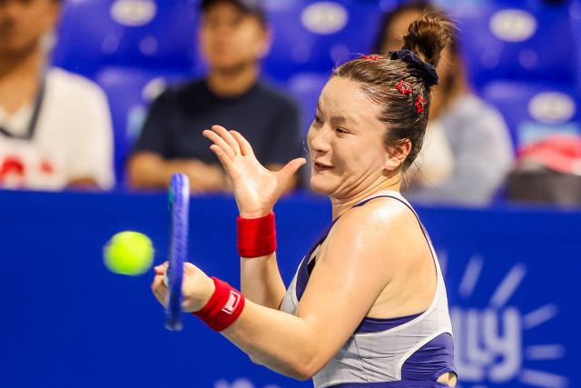 (260128) -- MANILA, Jan. 28, 2026 (Xinhua) -- Sun Lulu of New Zealand competes during the women's singles round of 32 match between Zhu Lin of China and Sun Lulu of New Zealand at the WTA Philippine Women's Open in Manila, the Philippines, Jan. 27, 2026. (Xinhua/Rouelle Umali)