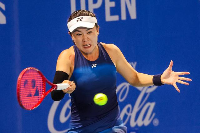 (260128) -- MANILA, Jan. 28, 2026 (Xinhua) -- Zhu Lin of China competes during the women's singles round of 32 match between Zhu Lin of China and Sun Lulu of New Zealand at the WTA Philippine Women's Open in Manila, the Philippines, Jan. 27, 2026. (Xinhua/Rouelle Umali)