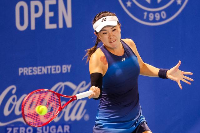 (260128) -- MANILA, Jan. 28, 2026 (Xinhua) -- Zhu Lin of China competes during the women's singles round of 32 match between Zhu Lin of China and Sun Lulu of New Zealand at the WTA Philippine Women's Open in Manila, the Philippines, Jan. 27, 2026. (Xinhua/Rouelle Umali)