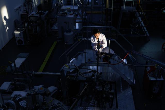 (260128) -- BEIJING, Jan. 28, 2026 (Xinhua) -- Researcher Li Gang works at the ultra-low temperature high magnetic field quantum oscillation experimental station of the Institute of Physics of the Chinese Academy of Sciences in Beijing, capital of China, on Jan. 26, 2026. China has achieved a 35.6 tesla all-superconducting magnet in an experiment facility, setting a new record, the Chinese Academy of Sciences (CAS) said on Tuesday.
   The all-superconducting magnet, with a central magnetic field of 35.6 tesla and a usable aperture of 35 millimeters was conducted with the Synergetic Extreme Condition User Facility. It is a user magnet designed to support domestic and international research teams in conducting cutting-edge studies. (Xinhua/Jin Liwang)