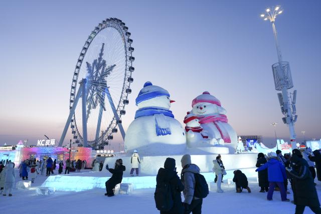 (260128) -- BEIJING, Jan. 28, 2026 (Xinhua) -- People visit the Harbin Ice-Snow World, the world's largest ice-and-snow theme park, in Harbin, northeast China's Heilongjiang Province, Jan. 27, 2026. (Xinhua/Wang Song)
