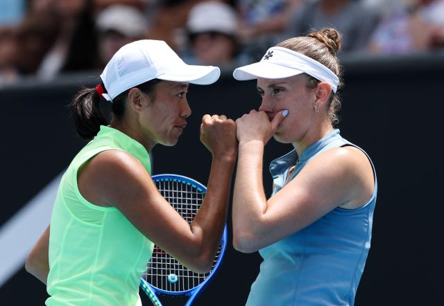(260128) -- MELBOURNE, Jan. 28, 2026 (Xinhua) -- Zhang Shuai (L)/Elise Mertens communicate during the women's doubles quarterfinal match between Zhang Shuai (China)/Elise Mertens (Belgium) and Wu Fang-Hsien (Chinese Taipei)/Hozumi Eri (Japan) at the Australian Open tennis tournament in Melbourne, Australia, Jan. 28, 2026. (Xinhua/Ma Ping)