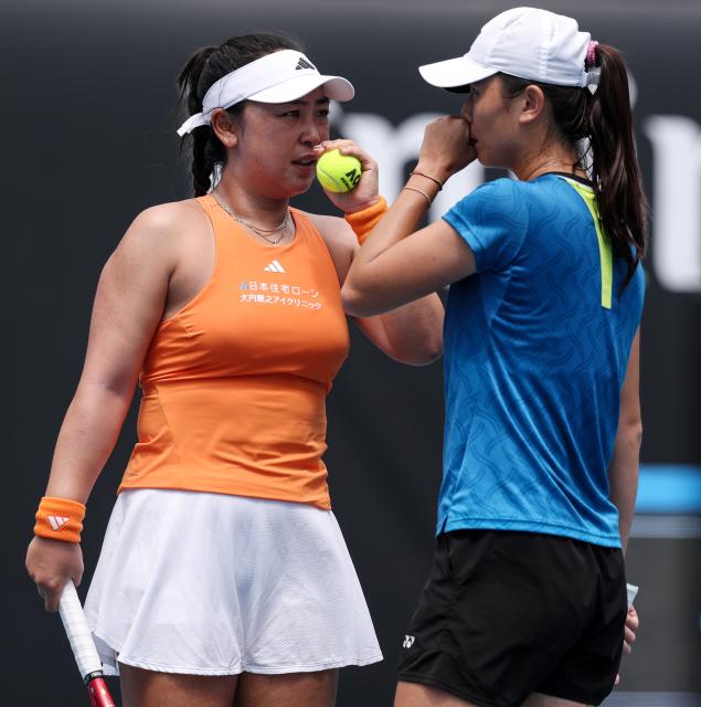 (260128) -- MELBOURNE, Jan. 28, 2026 (Xinhua) -- Wu Fang-Hsien/Hozumi Eri (L) communicate during the women's doubles quarterfinal match between Zhang Shuai (China)/Elise Mertens (Belgium) and Wu Fang-Hsien (Chinese Taipei)/Hozumi Eri (Japan) at the Australian Open tennis tournament in Melbourne, Australia, Jan. 28, 2026. (Xinhua/Ma Ping)