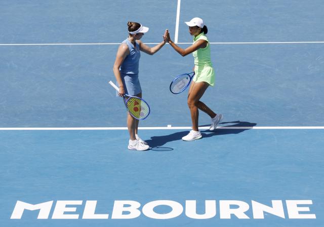 (260128) -- MELBOURNE, Jan. 28, 2026 (Xinhua) -- Zhang Shuai (R)/Elise Mertens react during the women's doubles quarterfinal match between Zhang Shuai (China)/Elise Mertens (Belgium) and Wu Fang-Hsien (Chinese Taipei)/Hozumi Eri (Japan) at the Australian Open tennis tournament in Melbourne, Australia, Jan. 28, 2026. (Xinhua/Ma Ping)