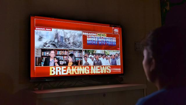 (260128) -- NEW DELHI, Jan. 28, 2026 (Xinhua) -- A resident watches a televised news report on a plane crash at home in New Delhi, India, Jan. 28, 2026.
  Five people, including the deputy chief minister of India's western state of Maharashtra, Ajit Pawar, were killed Wednesday in a plane crash at Baramati airport in Pune, Maharashtra state, officials said. (Photo by Deepak Prakash/Xinhua)