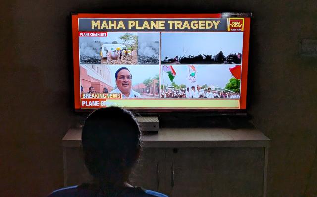 (260128) -- NEW DELHI, Jan. 28, 2026 (Xinhua) -- A resident watches a televised news report on a plane crash at home in New Delhi, India, Jan. 28, 2026.
  Five people, including the deputy chief minister of India's western state of Maharashtra, Ajit Pawar, were killed Wednesday in a plane crash at Baramati airport in Pune, Maharashtra state, officials said. (Photo by Deepak Prakash/Xinhua)