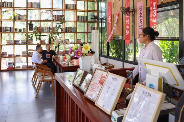 (260128) -- DING'AN, Jan. 28, 2026 (Xinhua) -- People enjoy their leisure time at a coffee shop in Fuwen Town of Ding'an County, south China's Hainan Province, Jan. 27, 2026.
  Amid China's rural revitalization drive, Ding'an County has been tapping into its own specialty and creativity to boost rural tourism. As a vivid example in developing village-based coffee businesses, the county is now home to 18 distinctive coffee shops, which blend coffee with local culture to create an authentic rustic atmosphere. (Xinhua/Zhang Liyun)
