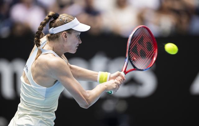 (260128) -- MELBOURNE, Jan. 28, 2026 (Xinhua) -- Elena Rybakina hits a return during the women's singles quarterfinal match between Elena Rybakina of Kazakhstan and Iga Swiatek of Poland at the Australian Open tennis tournament in Melbourne, Australia, Jan. 28, 2026. (Photo by Hu Jingchen/Xinhua)