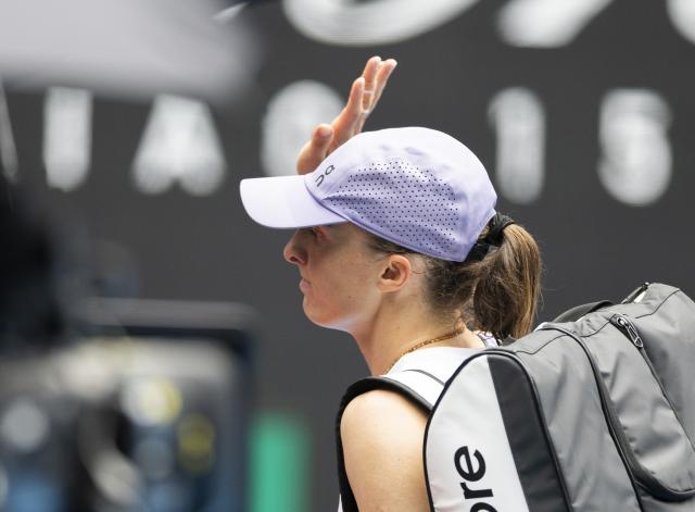 (260128) -- MELBOURNE, Jan. 28, 2026 (Xinhua) -- Iga Swiatek leaves the court after the women's singles quarterfinal match between Elena Rybakina of Kazakhstan and Iga Swiatek of Poland at the Australian Open tennis tournament in Melbourne, Australia, Jan. 28, 2026. (Photo by Hu Jingchen/Xinhua)
