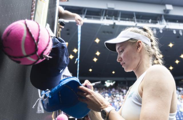 (260128) -- MELBOURNE, Jan. 28, 2026 (Xinhua) -- Elena Rybakina signs for supporters after winning the women's singles quarterfinal match between Elena Rybakina of Kazakhstan and Iga Swiatek of Poland at the Australian Open tennis tournament in Melbourne, Australia, Jan. 28, 2026. (Photo by Hu Jingchen/Xinhua)