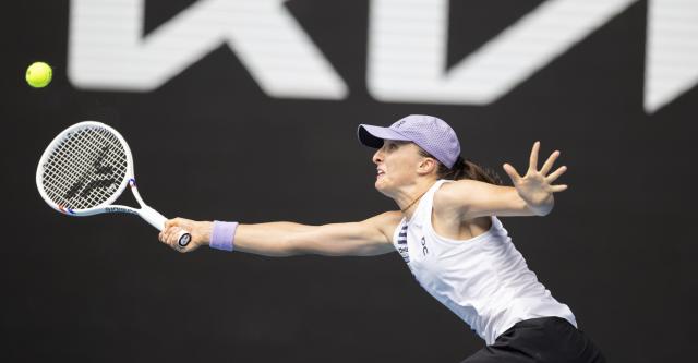 (260128) -- MELBOURNE, Jan. 28, 2026 (Xinhua) -- Iga Swiatek hits a return during the women's singles quarterfinal match between Elena Rybakina of Kazakhstan and Iga Swiatek of Poland at the Australian Open tennis tournament in Melbourne, Australia, Jan. 28, 2026. (Photo by Hu Jingchen/Xinhua)