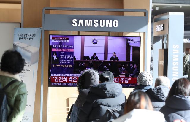 (260128) -- SEOUL, Jan. 28, 2026 (Xinhua) -- People watch a live broadcast of the court hearing on Kim Keon-hee at a railway station in Seoul, South Korea, Jan. 28, 2026.
  Kim Keon-hee, wife of the impeached former South Korean President Yoon Suk-yeol, was sentenced to 20 months in prison for corruption charges, live footage showed Wednesday. (Xinhua/Yao Qilin)