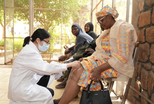 (260128) -- NIAMEY, Jan. 28, 2026 (Xinhua) -- Long Guiqing (L), a member of the 25th batch of the Chinese medical team aiding Niger, administers acupuncture treatment to a patient at a local community in Niamey, Niger, Jan. 24, 2026.
  TO GO WITH "Feature: Chinese medical team brings health care to women in Niger" (The 25th batch of the Chinese medical team aiding Niger/Handout via Xinhua)