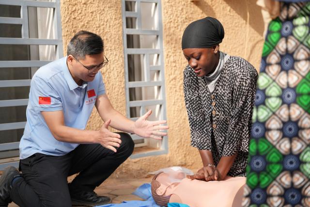 (260128) -- NIAMEY, Jan. 28, 2026 (Xinhua) -- Liu Chaozhong (L), a member of the 25th batch of the Chinese medical team aiding Niger, supervises as a local receives cardiopulmonary resuscitation (CPR) skills training in Niamey, Niger, Jan. 24, 2026.
  TO GO WITH "Feature: Chinese medical team brings health care to women in Niger" (The 25th batch of the Chinese medical team aiding Niger/Handout via Xinhua)