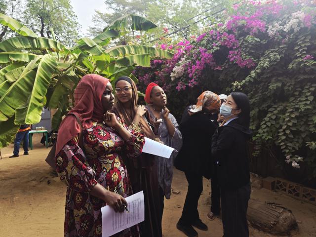 (260128) -- NIAMEY, Jan. 28, 2026 (Xinhua) -- Huang Zhuqing (1st R), a member of the 25th batch of the Chinese medical team aiding Niger, instructs locals to locate their carotid arteries at a community in Niamey, Niger, Jan. 24, 2026.
  TO GO WITH "Feature: Chinese medical team brings health care to women in Niger" (The 25th batch of the Chinese medical team aiding Niger/Handout via Xinhua)