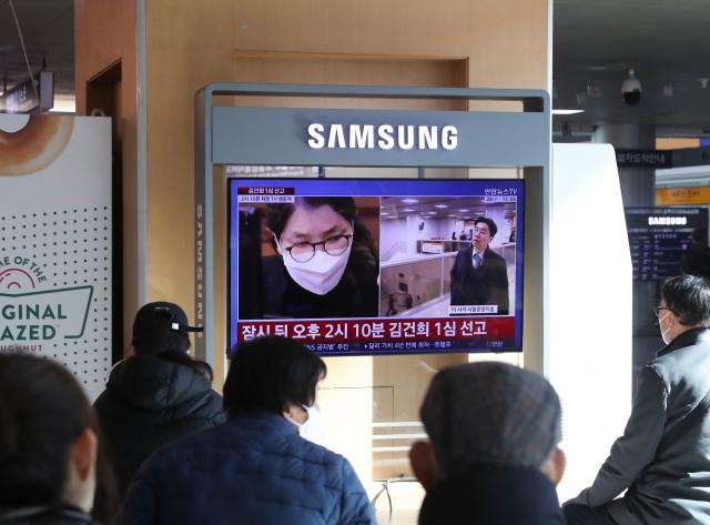 (260128) -- SEOUL, Jan. 28, 2026 (Xinhua) -- People watch a televised news report on Kim Keon-hee, wife of the impeached former South Korean President Yoon Suk-yeol, at a railway station in Seoul, South Korea, Jan. 28, 2026.
  Kim Keon-hee was sentenced to 20 months in prison for taking bribes, live footage showed Wednesday (Xinhua/Yao Qilin)