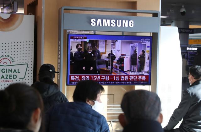 (260128) -- SEOUL, Jan. 28, 2026 (Xinhua) -- People watch a televised news report on Kim Keon-hee, wife of the impeached former South Korean President Yoon Suk-yeol, at a railway station in Seoul, South Korea, Jan. 28, 2026.
  Kim Keon-hee was sentenced to 20 months in prison for taking bribes, live footage showed Wednesday (Xinhua/Yao Qilin)